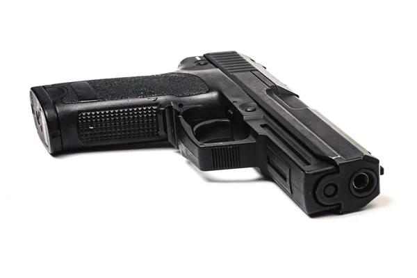 白い背景の黒い金属製 9 mm ピストル銃を使用 — ストック写真