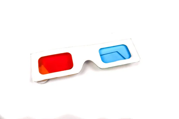 Vista laterale di un paio di occhiali 3D isolati su sfondo bianco . — Foto Stock