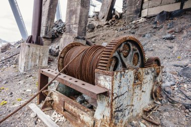 sarılmış halat ile eski paslı metal Vinç