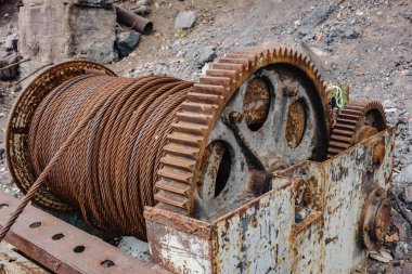 sarılmış halat ile eski paslı metal Vinç