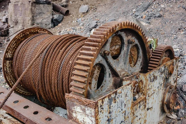 sarılmış halat ile eski paslı metal Vinç