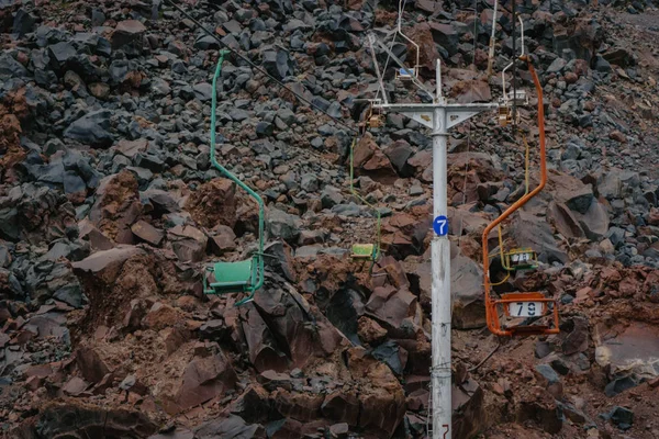 Ein alter Sessellift. Lifte auf die Hügel heben Grün — Stockfoto