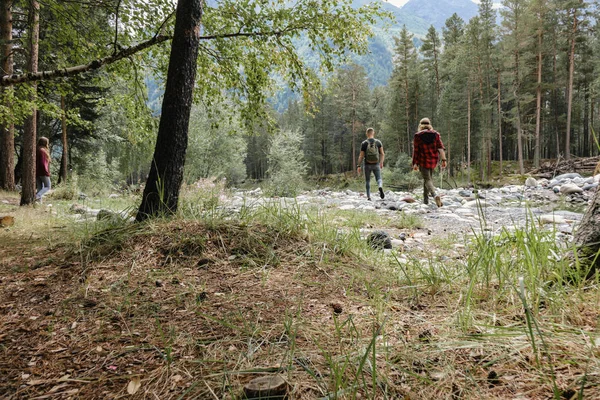 3 touristes ont trouvé une clairière dans la forêt — Photo