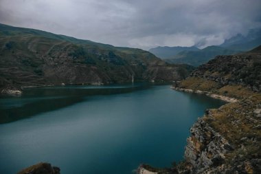 göl bulutlu havalarda dağların derinliklerinde yer almaktadır.