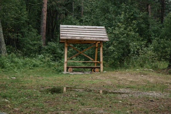 Dřevěná altán stojící hluboko v lese — Stock fotografie