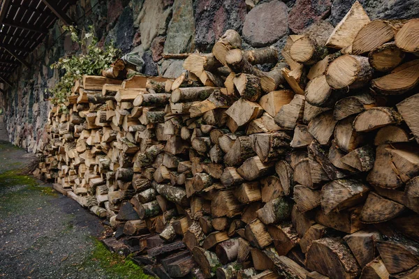 壁にきちんと積み重ねられた木の山. — ストック写真