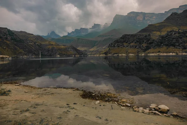 göl bulutlu havalarda dağların derinliklerinde yer almaktadır.