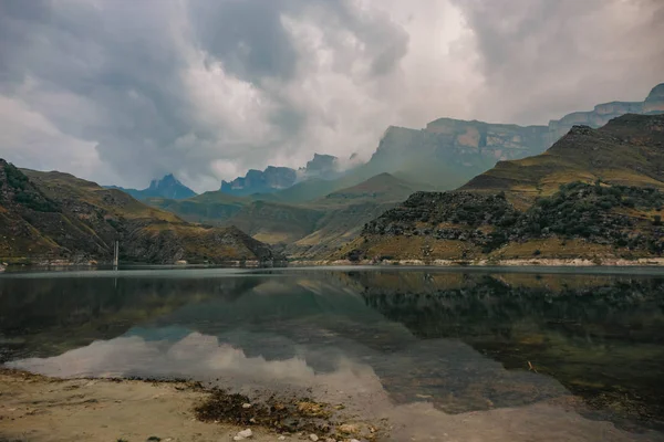 göl bulutlu havalarda dağların derinliklerinde yer almaktadır.