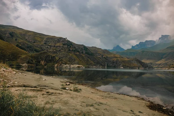 göl bulutlu havalarda dağların derinliklerinde yer almaktadır.