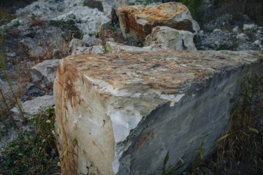 yerde yatan büyük taş yığını.