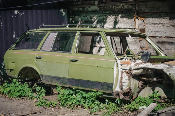 Velho carro enferrujado. Um velho carro de sucata enferrujado descartado que foi abandonado . — Fotografia de Stock