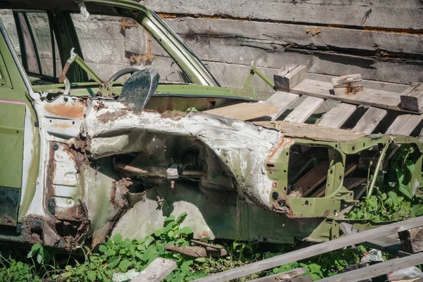 Velho carro enferrujado. Um velho carro de sucata enferrujado descartado que foi abandonado . — Fotografia de Stock