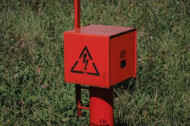 kırmızı elektrik kablosu alanında duruyor.