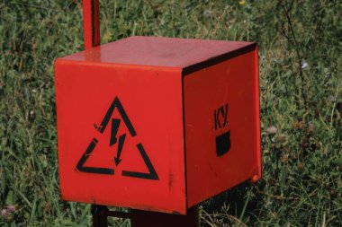 kırmızı elektrik kablosu alanında duruyor.