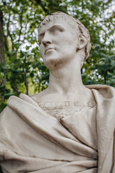 St Petersburg, Rusya - 6 Haziran 2019. Roma İmparatoru Titus Heykeli.
