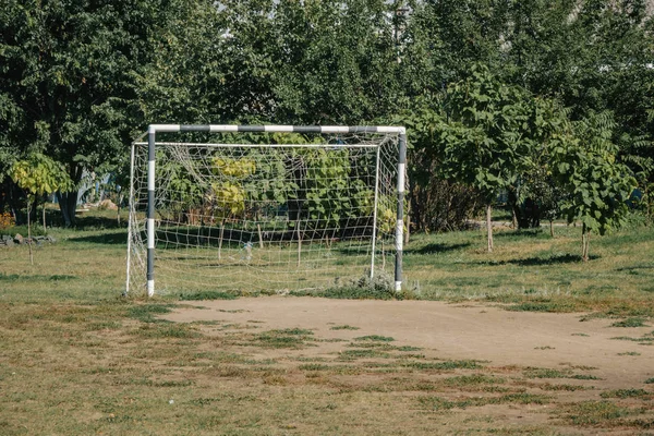 Puerta de fútbol en un parque. el concepto de fútbol . — Foto de Stock