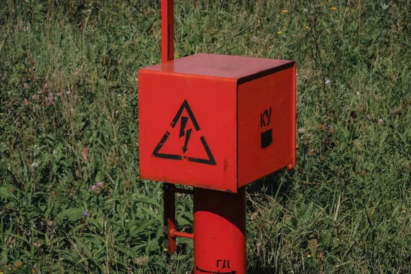 kırmızı elektrik kablosu alanında duruyor.