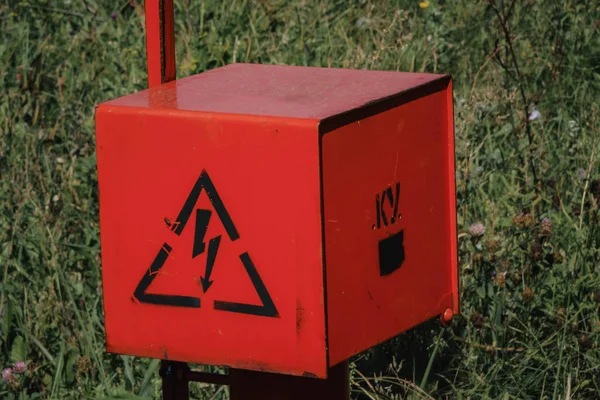 kırmızı elektrik kablosu alanında duruyor.