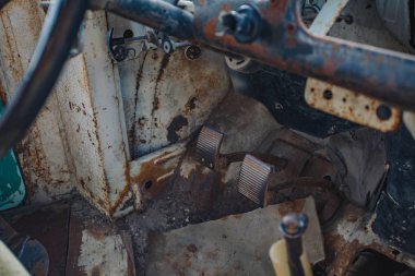 pedalüzerinde eski bir terk edilmiş otobüs içinde görünümü.