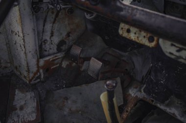 pedalüzerinde eski bir terk edilmiş otobüs içinde görünümü.