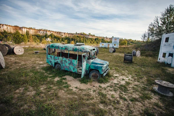 Viejo abandonado autobús verde en el campo — Foto de Stock