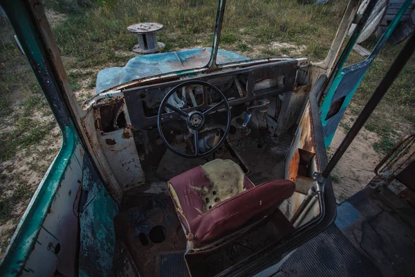 Immagine orizzontale dell'interno della parte anteriore di un autobus molto vecchio guasto — Foto Stock