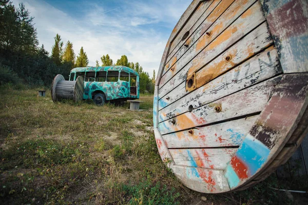 Vieux bus abandonné vert dans le champ — Photo