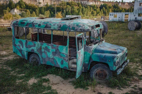 Παλιό εγκαταλελειμμένο λεωφορείο πράσινο στο χωράφι — Φωτογραφία Αρχείου