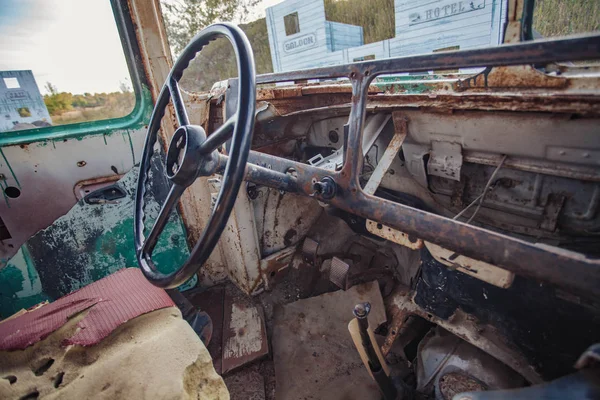 Immagine orizzontale dell'interno della parte anteriore di un autobus molto vecchio guasto — Foto Stock