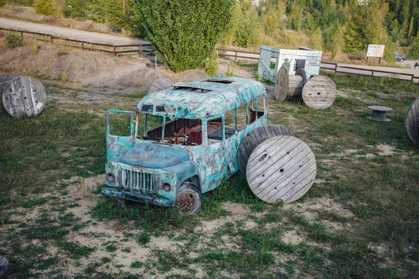 Old abandoned bus green in the field — Stock Photo, Image
