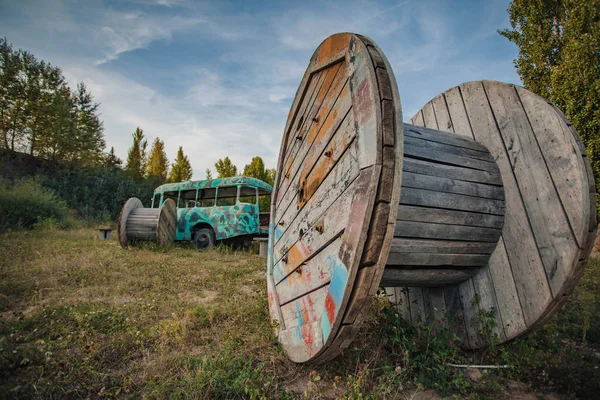 Velho ônibus abandonado verde no campo — Fotografia de Stock
