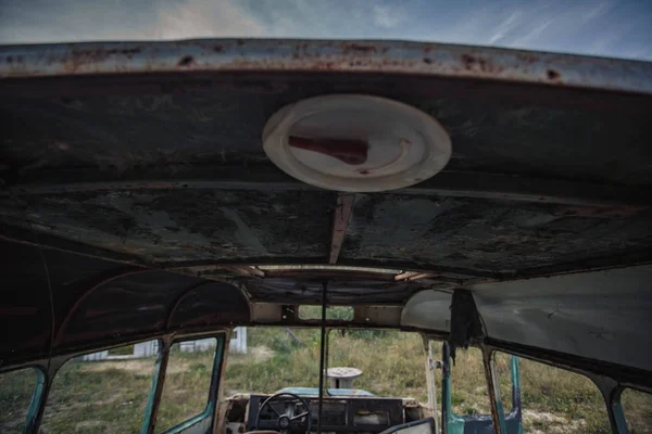 Vista dentro de um velho ônibus abandonado no pedal . — Fotografia de Stock