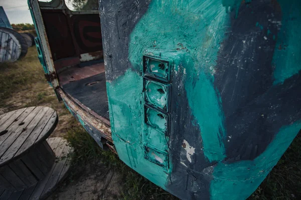 野原の古い放棄された緑のバスの後ろ — ストック写真