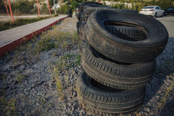 Pneus en caoutchouc de voiture couchés les uns sur les autres . — Photo