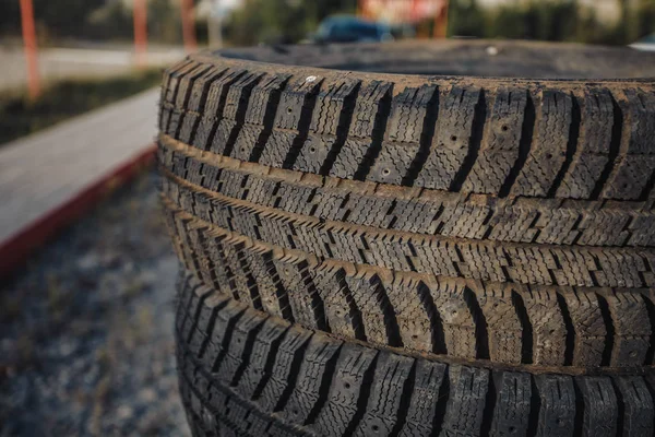 Pneus en caoutchouc de voiture couchés les uns sur les autres . — Photo