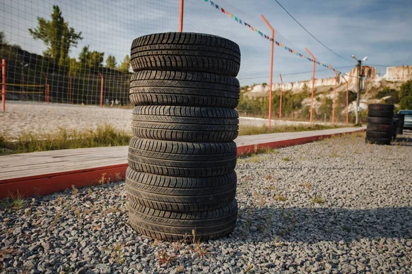 Pneus de borracha de carro deitado em cima uns dos outros . — Fotografia de Stock