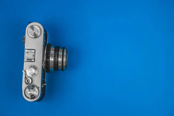 Oude vintage camera geïsoleerd op blauwe achtergrond, Top View — Stockfoto