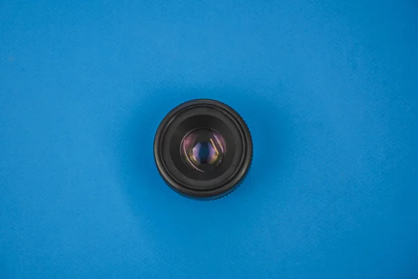 Lentille mécanique noire isolée sur fond bleu — Photo