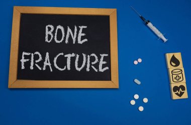 kelime kemik kırığı ile mavi tıbbi tablo üzerinde ahşap tablet