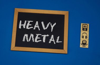 üç ahşap küpleri ile mavi bir arka plan ile siyah bir tahta üzerinde yazıt Heavy Metal