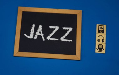 üç ahşap küpleri ile mavi bir arka plan ile siyah bir tahta üzerinde yazıt Jazz