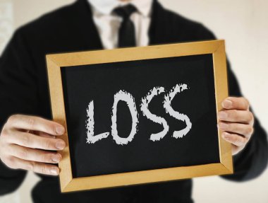 kravat ile bir takım elbise erkek işadamı elinde yazıt Kaybı ile bir işaret tutar