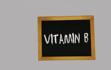 B vitamini ile gri bir arka plan üzerinde yatan bir işaret