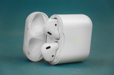 Hava Kapsülleri. Kablosuz Şarj Kılıfı ile. Yeni Airpods 2019 siyah arka plan üzerinde. Airpods