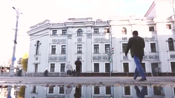 Szentpétervár Oroszország 29 szeptember 2019. Az emberek bokáig érő vizet kereszteznek az eső után a járdán. — Stock videók