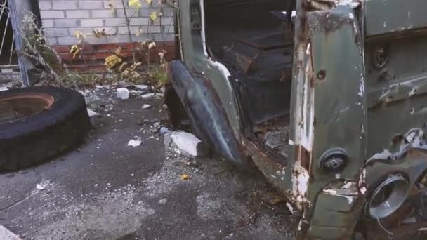 Vieux camion abandonné qui s'est transformé en cabane. Maison sur roues .