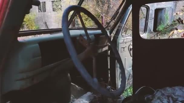 지는 태양 광선 속에서 녹슨 낡은 자동차 속도계 — 비디오