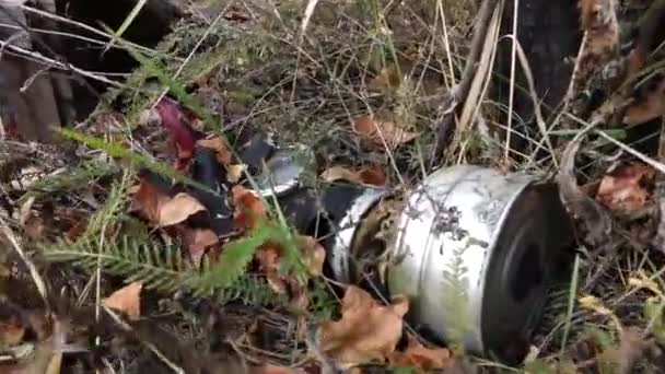 Stará potrhaná plynová maska ležící v křoví — Stock video