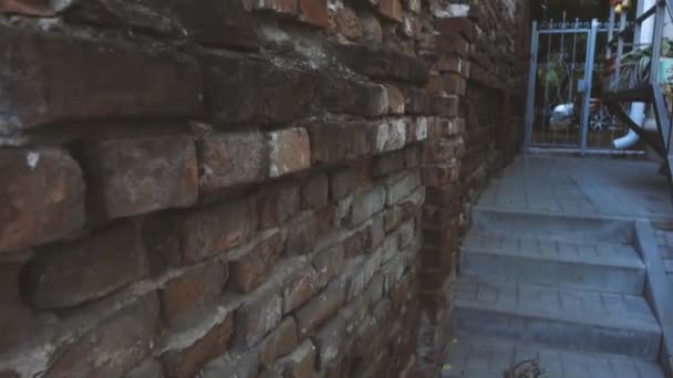mouvement de la caméra le long du vieux mur de briques, clôture 