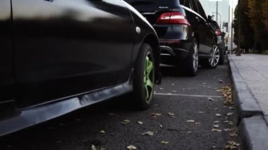 Yağmurlu havada siyah bir araba.